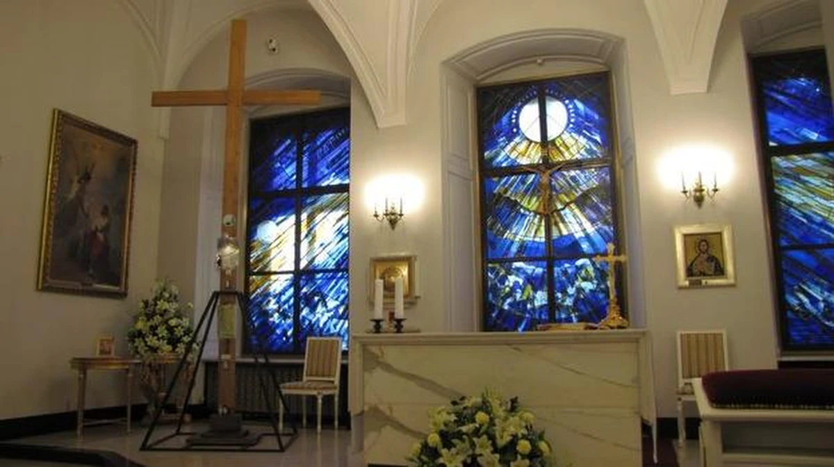 Krzyż, który po katastrofie smoleńskiej harcerze ustawili na Krakowskim Przedmieściu, został przeniesiony do kaplicy w Pałacu Prezydenckim - poinformował szef Kancelarii Prezydenta Jacek Michałowski. Krzyż będzie tam czekał na dogodny moment, kiedy będzie można przenieść go do kościoła św. Anny.