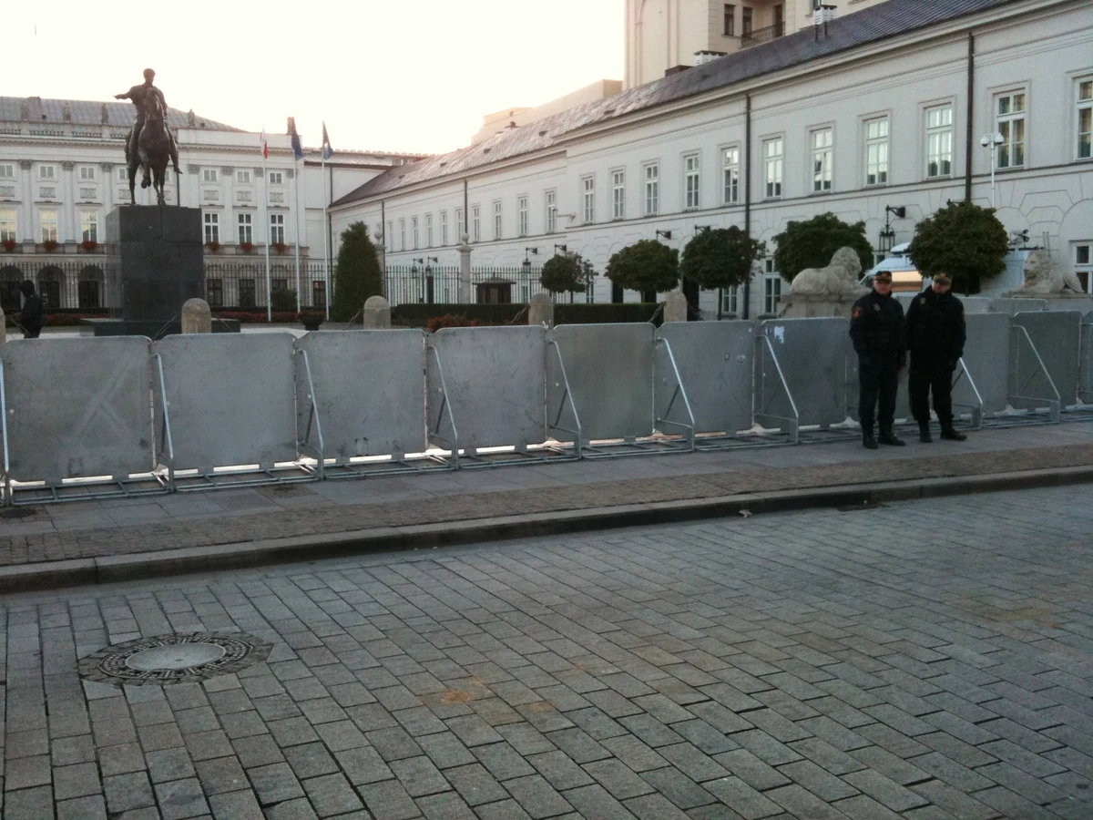 Jako słuszną decyzję o przeniesieniu krzyża do kaplicy Pałacu Prezydenckiego uznało 77 proc. ankietowanych w sondażu GfK Polonia dla "Rzeczpospolitej". Połowa badanych uważa, że zrobiono to we właściwy sposób. Jednak 42 proc. nie podobało się, że krzyż przeniesiono nagle i bez uprzedzenia.