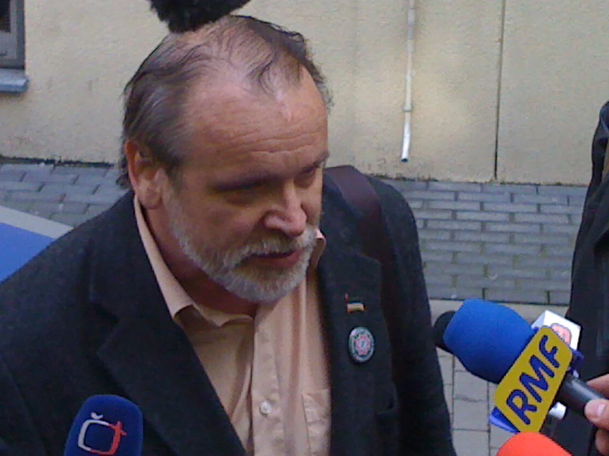 Ahmed Zakajew został zatrzymany przez policję i dowieziony do warszawskiej prokuratury. Wcześniej premier rządu Czeczenii na uchodźstwie zapowiadał, że sam zgłosi się do śledczych. Honorowy konsul Czeczeńskiej Republiki Iczkerii Adam Borowski stwierdził, że była w tej sprawie umowa z prokuraturą. Ta jednak zaprzeczyła.