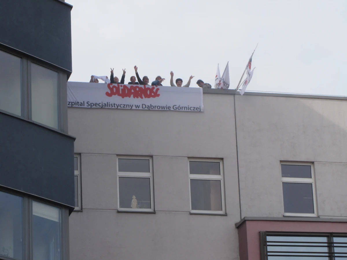 Protestujące w Dąbrowie Górniczej salowe zostały odcięte od reszty urzędu  miejskiego. Od blisko dwóch tygodni kobiety okupują tam jedną z sal.  Z bliskimi mogą się kontaktować jedynie telefonicznie. Zdesperowane salowe planują zaostrzenie strajku.