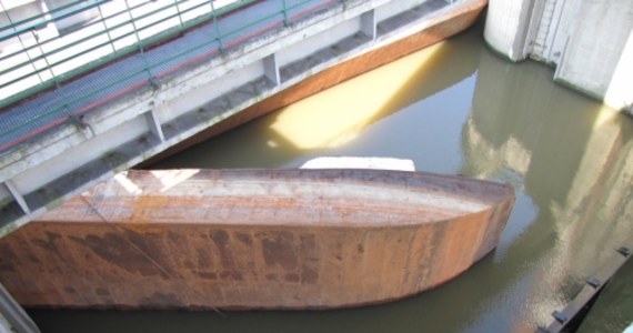 Kraków: Nurkowie zbadają stan zerwanych barek - Polska Dwóch nurków zejdzie pod wodę, aby obejrzeć stan barek, które uderzyły w stopień wodny Dąbie w Krakowie. To początek akcji odholowywania jednostek, które trzy tygodnie temu urwały się z cum. Porwane przez silny nurt Wisły, zostały zerwane z okolic mostu kolejowego. Służyły do przewożenia piasku.