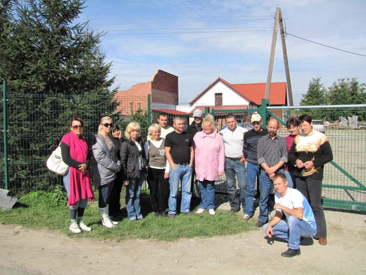 Nie wyjedziemy dopóty, dopóki nie dostaniemy swoich ciężko zarobionych pieniędzy - deklaruje grupa Ukraińców, która pracowała w prywatnym gospodarstwie rolnym w Piotrkowicach na Dolnym Śląsku. Ukraińcy sezonowo pracowali od lipca; dostawali tylko zaliczki na poczet wypłaty.