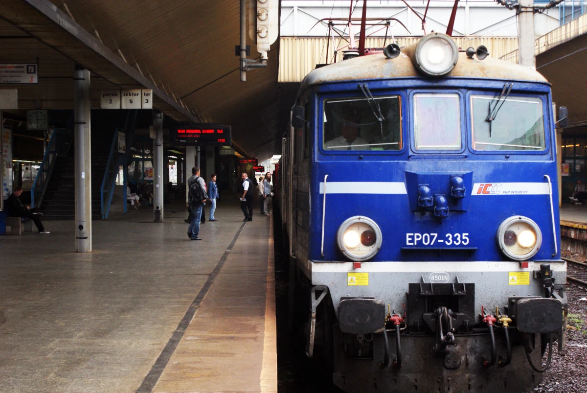 Zaledwie jedna czwarta maszynistów PKP Intercity jest badana alkomatem przed wyruszeniem w trasę. Badani są wyznaczeni losowo. Rok temu po wypadku na Dolnym Śląsku, przewoźnik zapowiadał, że badani będą wszyscy. Pijany maszynista doprowadził wówczas do wykolejenia się kilku wagonów - cudem nikt nie zginął.