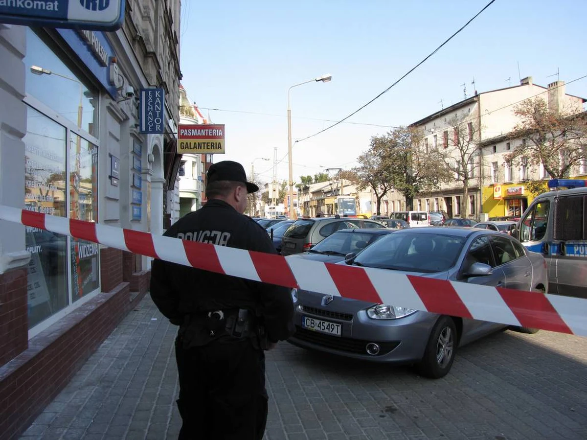 Policjanci poszukują sprawców napadu na bank przy ulicy Gdańskiej w Bydgoszczy. Bandyci zostali postrzeleni przez właściciela ajencji, ale udało im się uciec - informuje reporter RMF FM Tomasz Fenske. Funkcjonariusze zarządzili blokadę dróg. Wiadomo, że napastnicy poruszają się srebrnym autem z przestrzeloną szybą i rejestracją zaczynającą się literami "PWA". Prawdopodobnie to samochód marki Renault.
