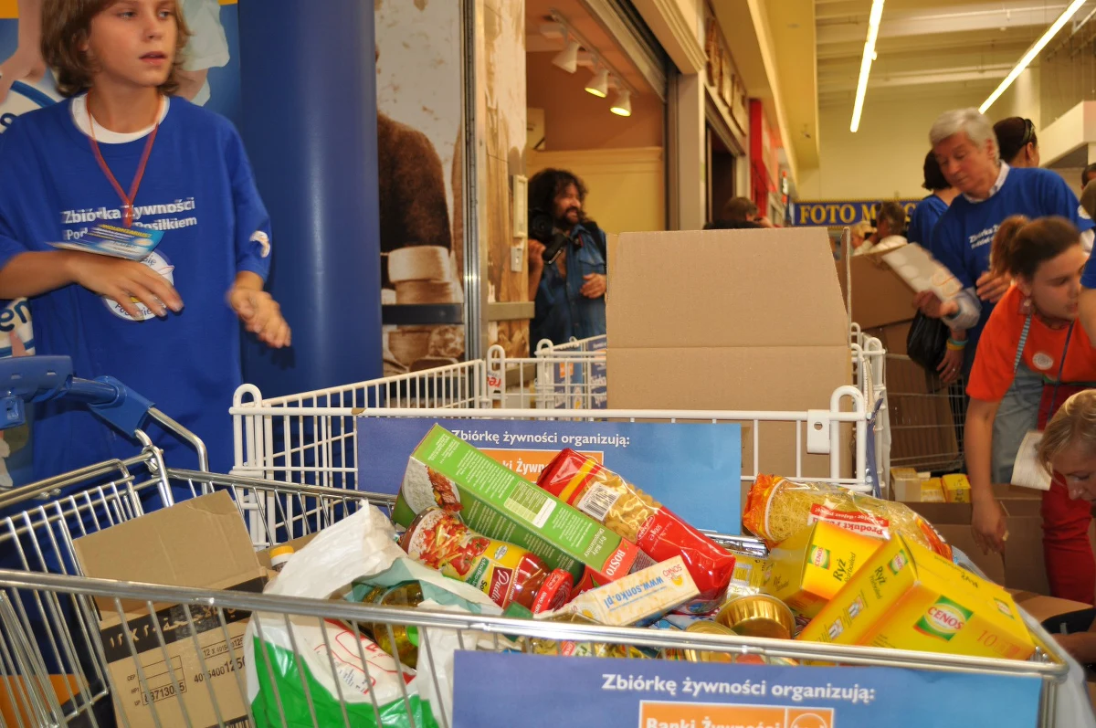 W całej Polsce trwa akcja "Podziel się posiłkiem". Ponad 30 tysięcy wolontariuszy czeka na żywność o przedłużonym terminie ważności. Można ją przynosić do jednego z dwóch tysięcy sklepów w całym kraju.
