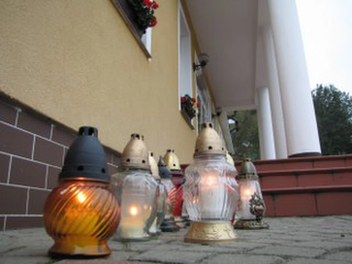 Flagi przepasane kirem i spuszczone do połowy masztu powiewają na budynku urzędu gminy w Złocieńcu w Zachodniopomorskiem. To pracownicy tamtejszego nadleśnictwa i ich rodziny zostali poszkodowani w wypadku autobusu na obwodnicy Berlina. Niestety, 13 osób nie przeżyło katastrofy.