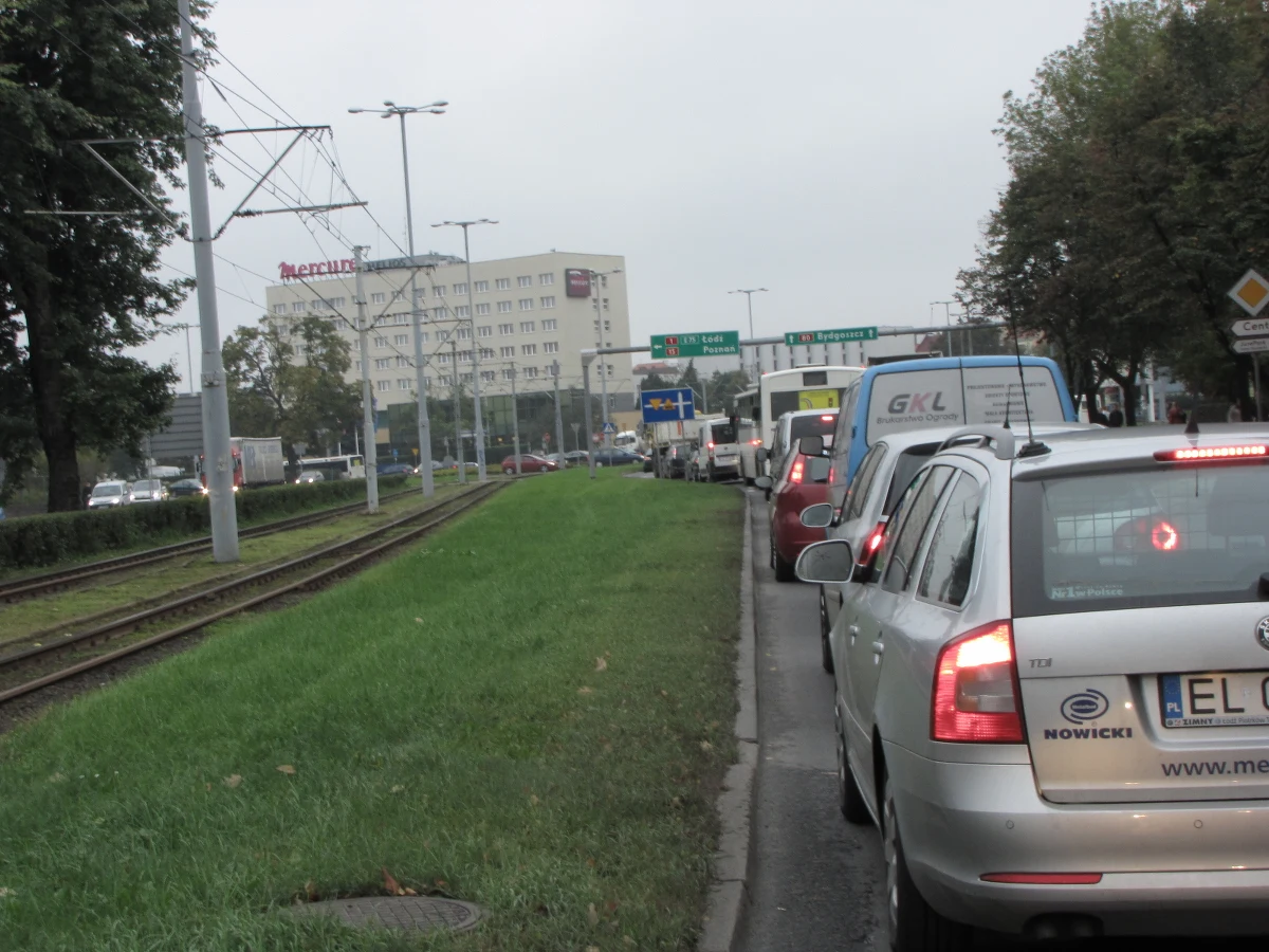 Nowa organizacja ruchu na jedynej w Toruniu przeprawie przez Wisłę nie zdała pierwszego, poważnego egzaminu - poniedziałkowych godzin szczytu. Na moście, na który w ciągu doby wjeżdża 40 tysięcy aut, powstał gigantyczny korek.