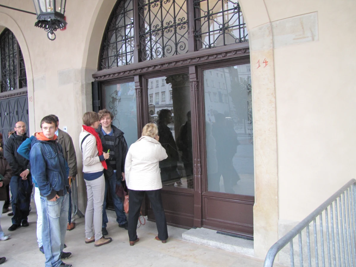 Było wielkie otwarcie i setki pochwał tuż po ceremonii, a rzeczywistość "piszczy". To oblicze najnowocześniejszego muzeum w Europie, jakim okrzyknięto podziemia krakowskiego Rynku Głównego. Miało być super nowocześnie, wyszło jak zwykle. Nie działa instalacja multimedialna i część projektorów, są też kłopoty z klimatyzacją. Do tej pory nie uruchomiono innej część projektu: fontanny.