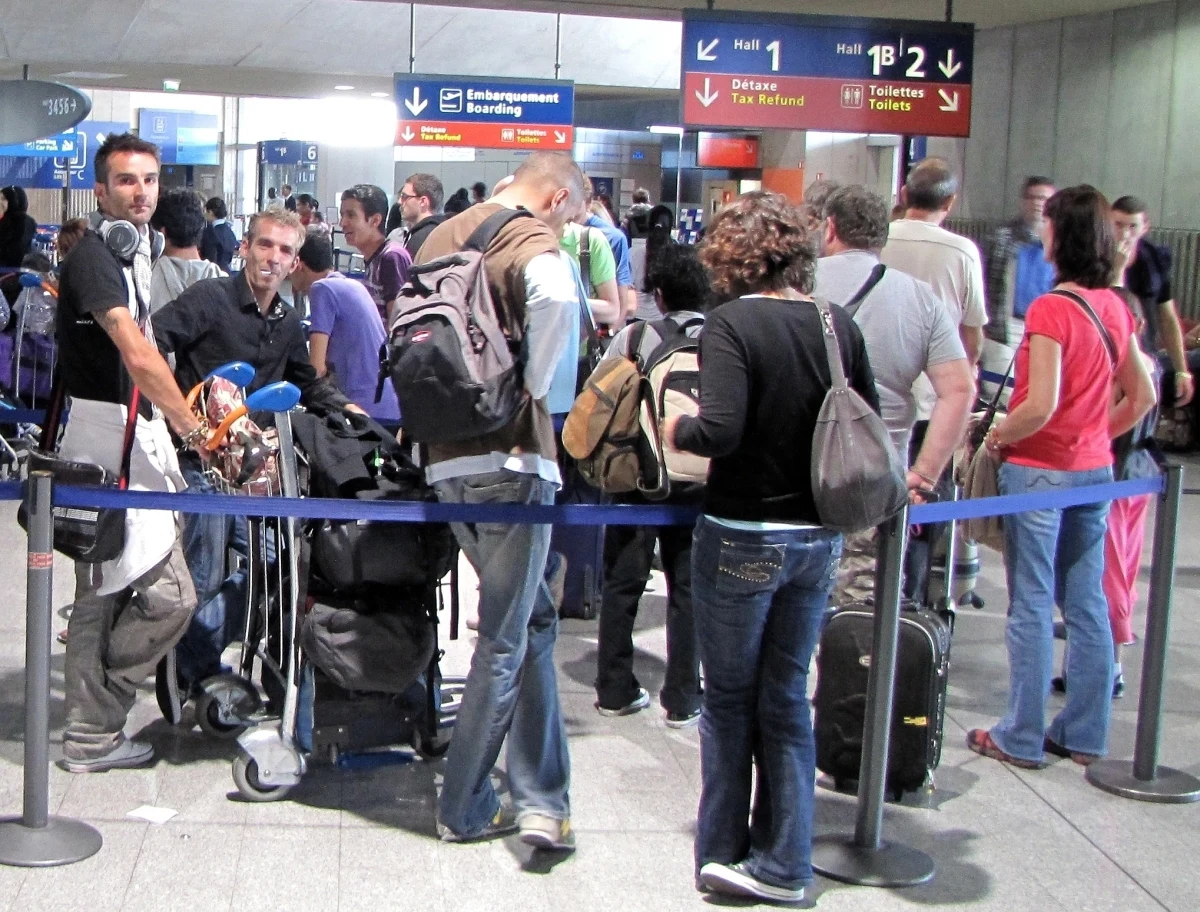 Bagażowi z imigranckich gett okradali podróżnych na paryskim lotnisku de Gaulle'a. Za kilka godzin rusza proces 17 pracowników portu lotniczego. W ich mieszkaniach policja odkryła istną jaskinię Ali Baby. Z walizek pasażerów skradziono m.in. sprzęt elektroniczny, biżuterię i luksusowe ubrania wartości ponad miliona euro.