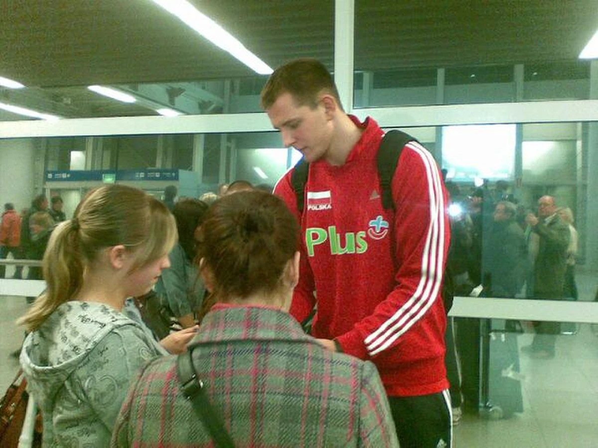 Kilkanaście osób czekało na polskich siatkarzy wracających z mistrzostw świata we Włoszech. Po dwóch porażkach - z Bułgarią i Brazylią - biało-czerwoni pożegnali się z turniejem. Zawiedli nadzieje kibiców, którzy liczyli na medal. Ale na warszawskim lotnisku nieliczni fani gorąco witali reprezentację Polski.