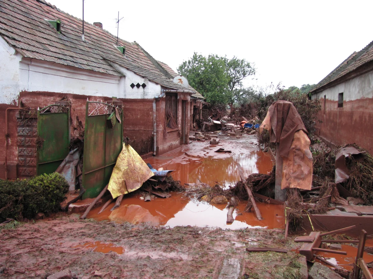 Odbudowa miejscowości zniszczonych toksycznym czerwonym szlamem z huty aluminium na zachodzie Węgier może potrwać nawet rok - przyznał sekretarz stanu ds. środowiska Zoltan Illes. Jej koszty sięgną prawdopodobnie kilkudziesięciu milionów euro.
