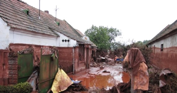Odbudowa miejscowości zniszczonych toksycznym czerwonym szlamem z huty aluminium na zachodzie Węgier może potrwać nawet rok - przyznał sekretarz stanu ds. środowiska Zoltan Illes. Jej koszty sięgną prawdopodobnie kilkudziesięciu milionów euro.