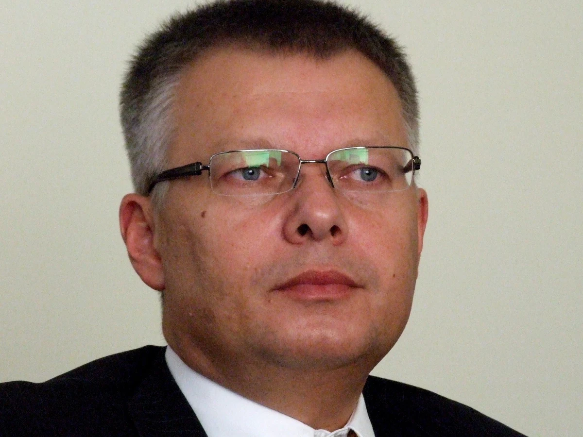 Skala zjawiska jest niebywała, podsłuchiwano także bardzo prywatne rozmowy ks. prałata Henryka Jankowskiego. (…) Obecna prokuratura sankcjonuje ten stan. Uprzedzałem prokuratora: "Siedzi pan na bombie" - mówi w Kontrwywiadzie RMF FM Janusz Kaczmarek. Żądam 5,5 mln zł za aferę przeciekową, ale jeśli Ziobro przeprosi, zrezygnuję z pieniędzy - dodaje były szef MSWiA.