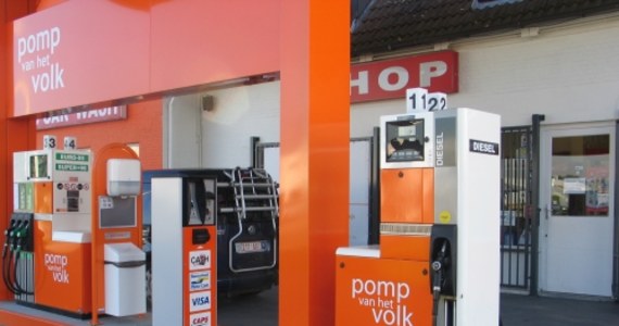 "Pomp van het volk" - czyli ludowe albo społeczne stacje benzynowe. To nowa, coraz bardziej popularna sieć tanich stacji benzynowych w Belgii. Stacje oferują nie tylko najtańszą benzynę, ale także dzielą się zyskami.