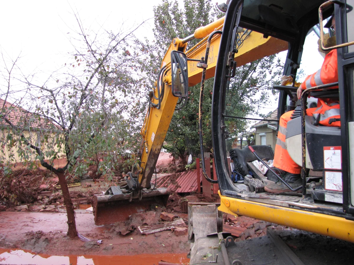 Węgierska policja zatrzymała szefa fabryki aluminium w miejscowości Ajka. To właśnie tam w ubiegłym tygodniu doszło do pęknięcia wału zbiornika i wycieku setek tysięcy ton żrących substancji. Z powodu katastrofy zginęło 7 osób, a 150 zostało rannych.