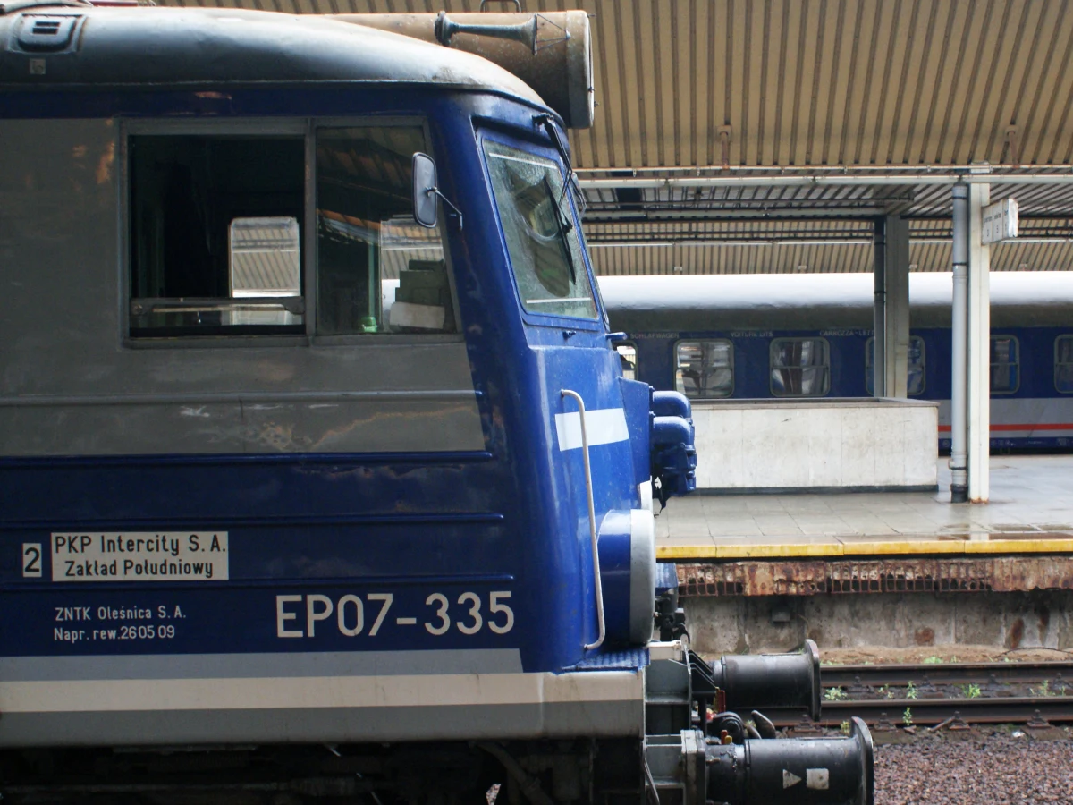 Gdy kilka dni temu między Warszawą Wschodnią a Centralną szyny kolejowe pękły aż w trzech miejscach, usłyszeliśmy, że doszło do tego z powodu spadku temperatury do 6 st. C. Niestety, wiele wskazuje na to, że kolejarze nie są w stanie odpowiednio przygotować się do pędzącej do nas zimy, która została już okrzyknięta mianem zimy tysiąclecia.