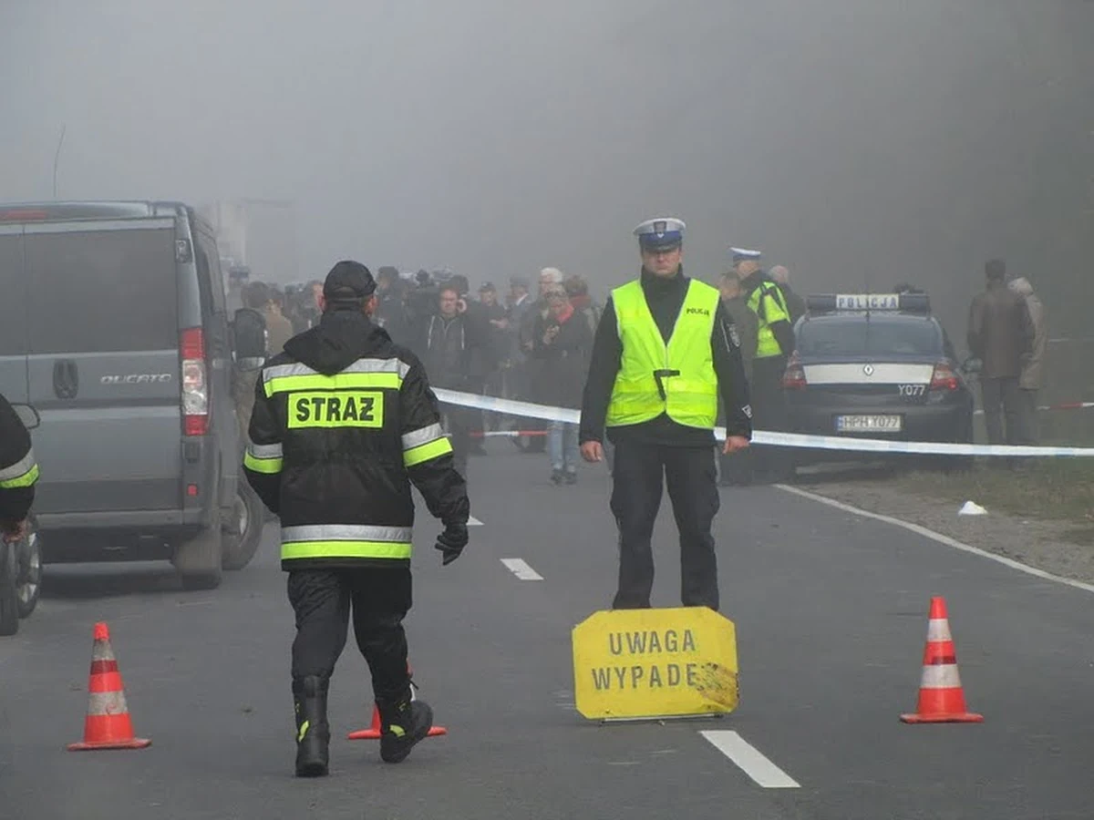 W busie, który zderzył się z ciężarówką na Mazowszu, były miejsca jedynie dla sześciu osób. Pozostałe siedziały m.in. na podłodze. Takie są najnowsze ustalenia policji, o których poinformował komendant główny Andrzej Matejuk. Busem podróżowało 18 osób, wszystkie zginęły.