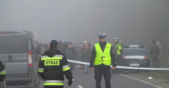 W busie, który zderzył się z ciężarówką na Mazowszu, były miejsca jedynie dla sześciu osób. Pozostałe siedziały m.in. na podłodze. Takie są najnowsze ustalenia policji, o których poinformował komendant główny Andrzej Matejuk. Busem podróżowało 18 osób, wszystkie zginęły.