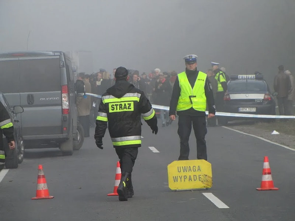 Policja wciąż weryfikuje dane dotyczące pasażerów busa, który zderzył się z ciężarówką w Nowym Mieście nad Pilicą. Pełnej listy 18 ofiar wypadku na razie nie ma. Jutro ciała ofiar zostaną okazane rodzinom. Identyfikacja odbędzie się w Instytucie Medycyny Sądowej w Warszawie.