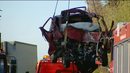 Podnoszenie wraku busa po wypadku w Nowym Mieście