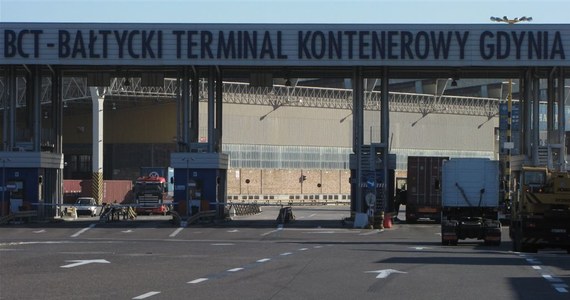 Po trasie prowadzącej do największej polskiej bazy kontenerowej nie mogą jeździć najcięższe tiry. Chodzi o tzw. Estakadę Kwiatkowskiego w Gdyni, wiodącą do dwóch portów i bazy promowej. To koniec jednego z najważniejszych w Europie korytarzy transportowych północ -południe.
