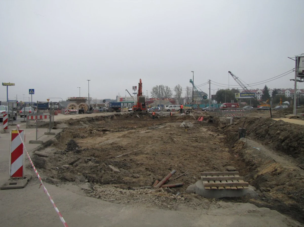 Dopiero 31 lipca 2011 r. gotowe będzie Rondo Ofiar Katynia w Krakowie - informuje reporter RMF FM Maciej Grzyb. To kluczowa inwestycja dla ruchu na północy stolicy Małopolski.