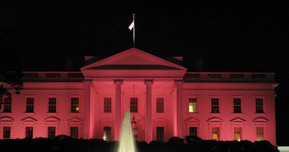 Na jedną noc Biały Dom stał się... różowy. Zmiana koloru podświetlenia siedziby Baracka Obamy ma związek z miesiącem walki z nowotworem piersi. Pierwsza Para Ameryki chciała w ten sposób  promować potrzebę badań profilaktycznych.