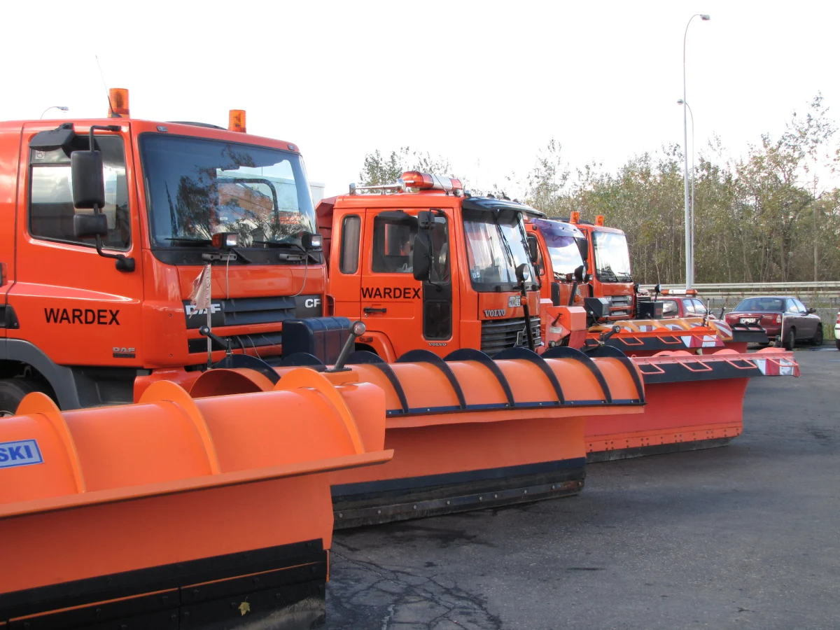 "My się zimy nie boimy" - twierdzą drogowcy. W punktach utrzymania dróg Generalnej Dyrekcji Dróg Krajowych i Autostrad ogłoszono pełną gotowość. Pługi i solarki zatankowane czekają na parkingach, a drogowcy zapewniają, że nie dadzą się zimie zaskoczyć. Twierdzą, że mają więcej pieniędzy na zimowe utrzymanie niż rok temu - w sumie około 400 milionów złotych.