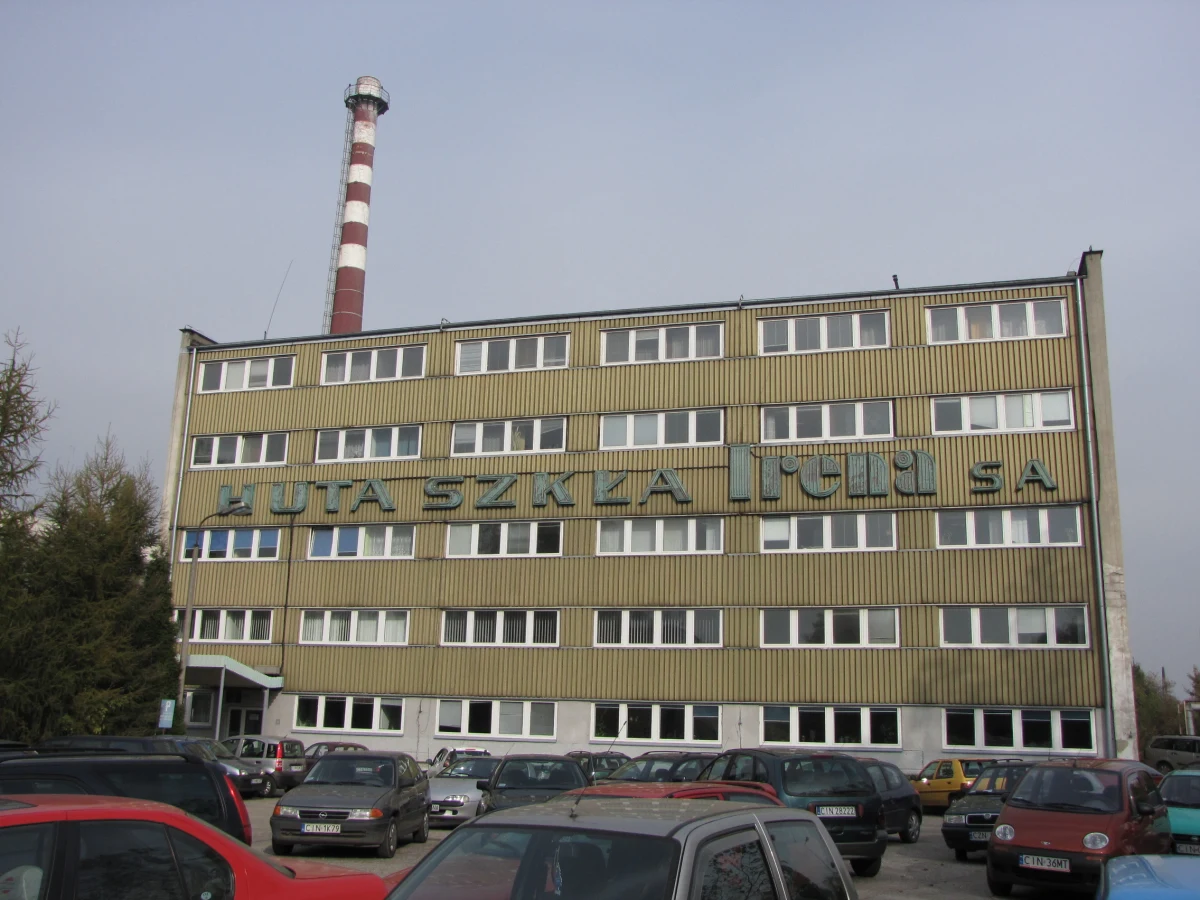 W Inowrocławiu trwa dramatyczna walka o hutę szkła "Irena" i byt ponad 400 jej pracowników. Jeśli w ciągu tygodnia do zakładu nie popłynie gaz, huta może przestać istnieć. Dostawy paliwa odcięto zadłużonej na dziesiątki milionów złotych fabryce na początku października. Huta walczy o ich przywrócenie, bo wciąż są zamówienia na jej produkty. Na to jednak PGNiG nie chce się zgodzić.