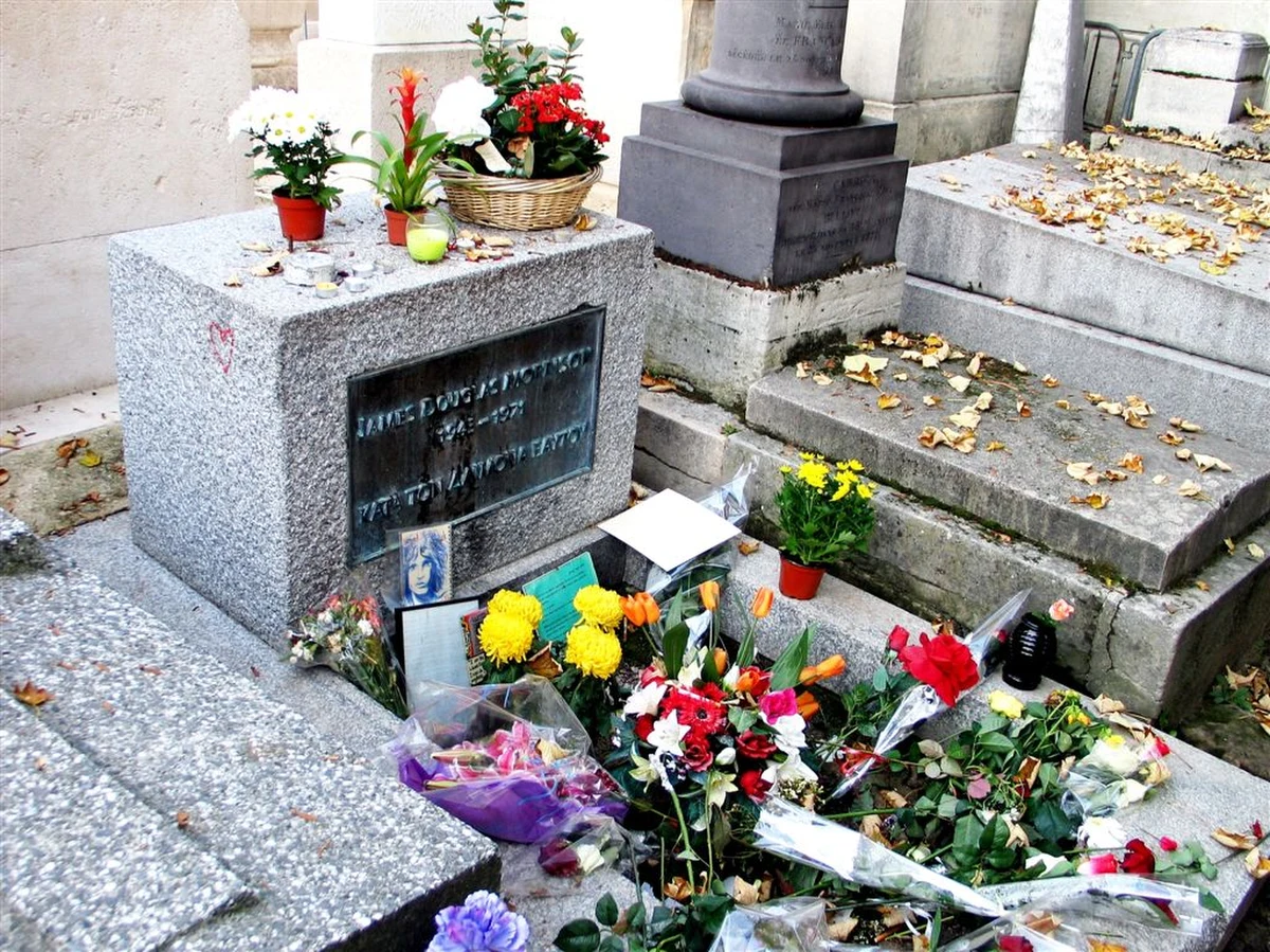 Jednym z cmentarzy najchętniej zwiedzanych przez turystów z całego świata jest sławny paryski Pere Lachaise. Świadczą o tym rezultaty ankiety przeprowadzonej przez amerykańską firmę internetową Tripadvisor. Największa nekropolia francuskiej stolicy odwiedzana jest przez ponad dwa miliony osób rocznie.