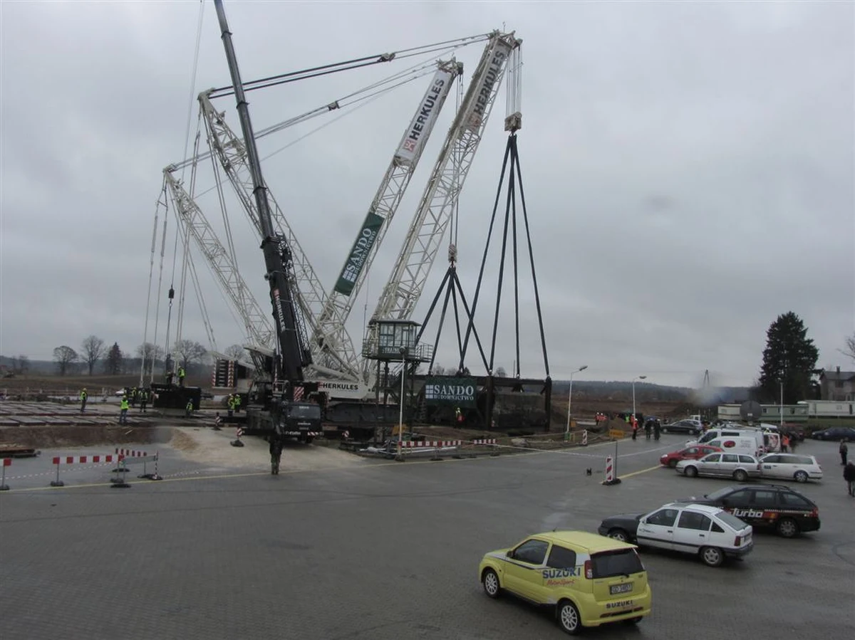 Poniemiecki bunkier w Witramowie został przeniesiony przez największe w Polsce dźwigi o wymownej nazwie "Herkules". Schron blokował budowę drogi ekspresowej z Warszawy do Gdańska, a na wysadzenie pamiątki po umocnieniach Prus Wschodnich nie zgodził się wojewódzki konserwator zabytków. Budowlę przesunięto o 50 metrów. Operacja trwała 4,5 godziny, a kosztowała 2 mln zł.