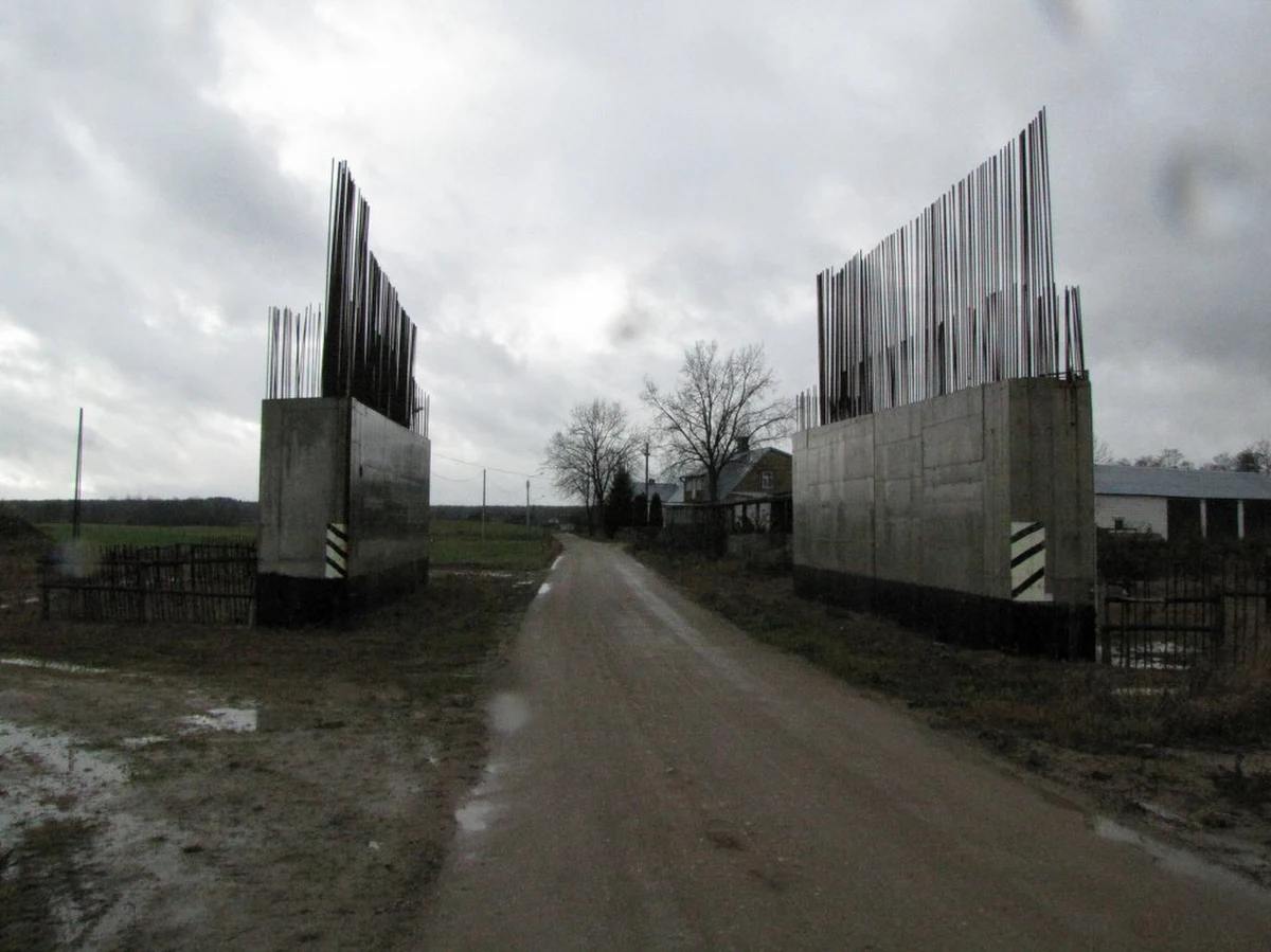 We wtorek rozpocznie się rozbiórka północnej części obwodnicy Augustowa - dowiedział się reporter RMF FM. Według pierwotnych planów miała przebiegać przez cenną przyrodniczo Dolinę Rospudy, ale jej budowę wstrzymały protesty ekologów. Dlatego fragment wybudowany w latach 2007-2008 trzeba będzie rozebrać.