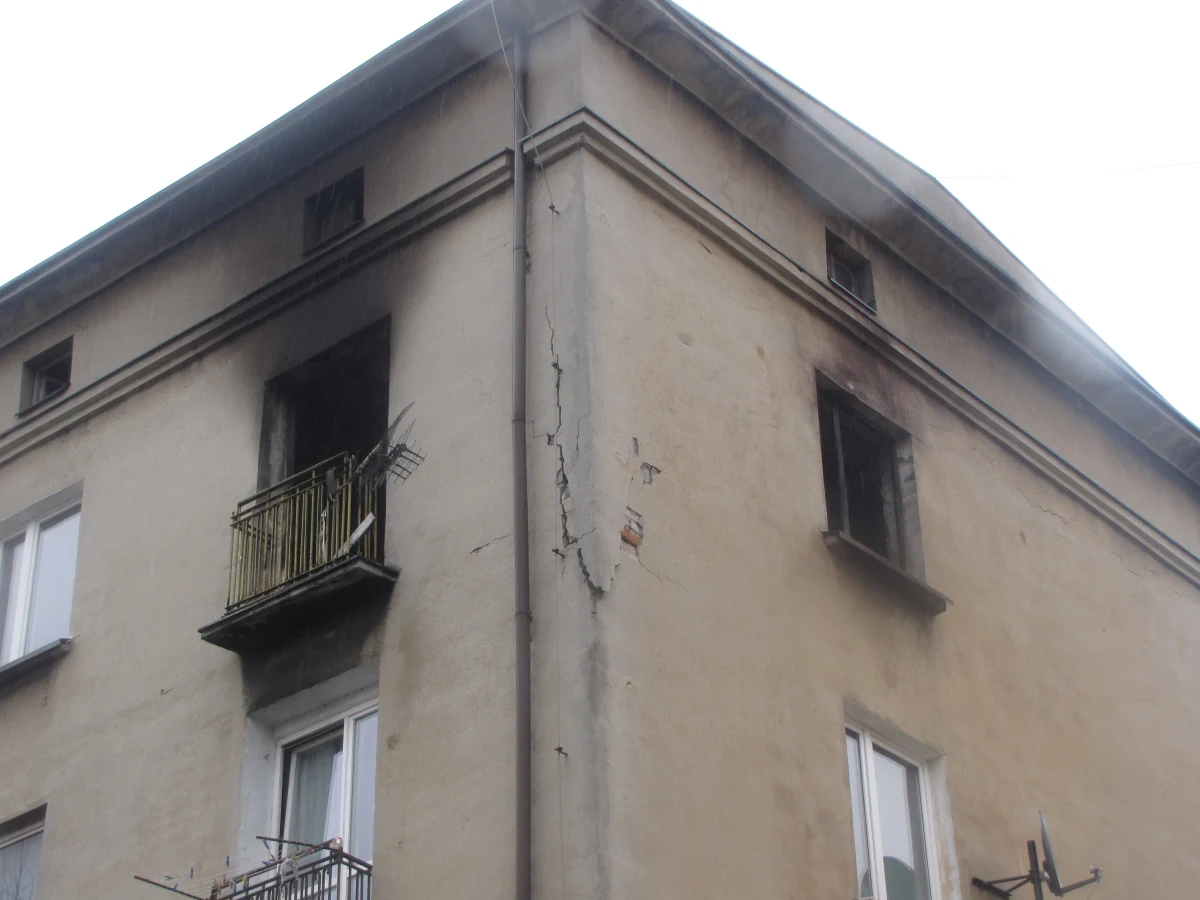 Dwanaście rodzin, ewakuowanych z bloku przy ul. Norwida w Dąbrowie Górniczej, może wrócić do domów. Taką decyzję wydał inspektor nadzoru budowlanego. W nocy w jednym z mieszkań eksplodowało kilka butli z gazem. Zginął 83-letni właściciel mieszkania, który gazu z butli używał prawdopodobnie do ogrzewania domu.