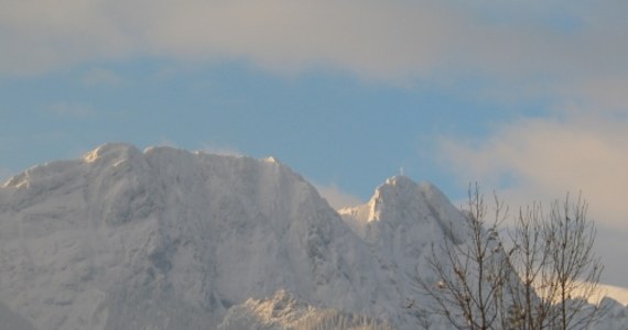 Świeży śnieg spadł w nocy w Tatrach. Na Kasprowym Wierchu leży 10 cm białego puchu - informuje Wysokogórskie Obserwatorium Meteorologiczne. Ratownicy ostrzegają, że wycieczki w wysokie partie gór w takich warunkach wymagają doświadczenia.