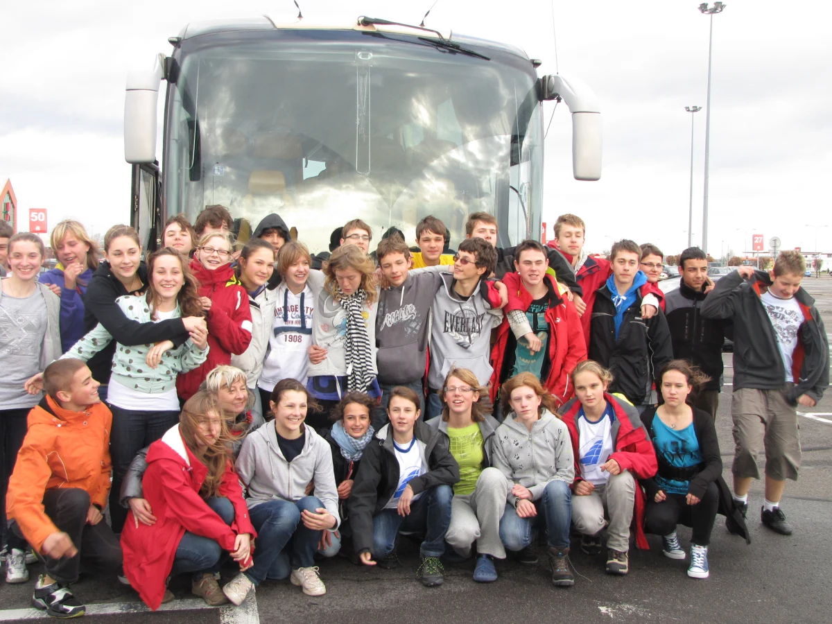 Rozstanie z przyjaciółmi jest gorsze niż sztorm, który złamał dwa maszty - mówili po wyjściu z autokaru młodzi żeglarze z "Fryderyka Chopina", którzy w południe przyjechali do Poznania. Do Polski wróciło 36 gimnazjalistów ze "Szkoły pod Żaglami", uczestników przerwanego rejsu na Karaiby.