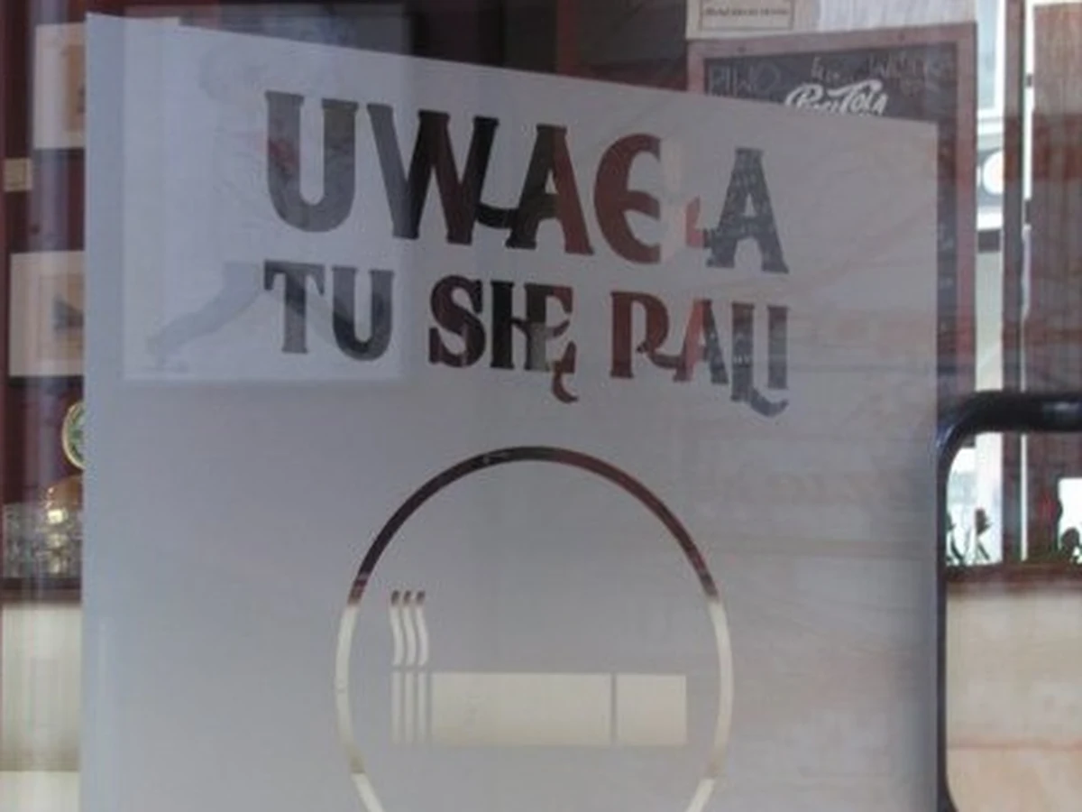 Zaostrzona ustawa antynikotynowa działa dopiero od dwóch dni, a właściciele lokali już znaleźli sposób, by ją obejść. W jednym z katowickich barów założono… klub wielbicieli tytoniu. Do baru wchodzimy na własną odpowiedzialność, akceptujemy jego regulamin i wpisujemy się na listę gości "zamkniętej imprezy".