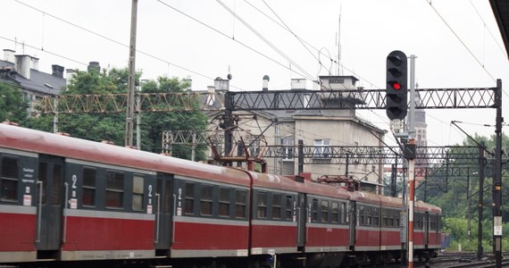 Wszystkie pociągi osobowe jeżdżące trasą między Opolem i Wrocławiem są opóźnione. Na tym odcinku doszło do awarii urządzeń łączności między pociągami i dyżurnymi ruchu. Usuwanie awarii potrwa co najmniej kilka godzin.