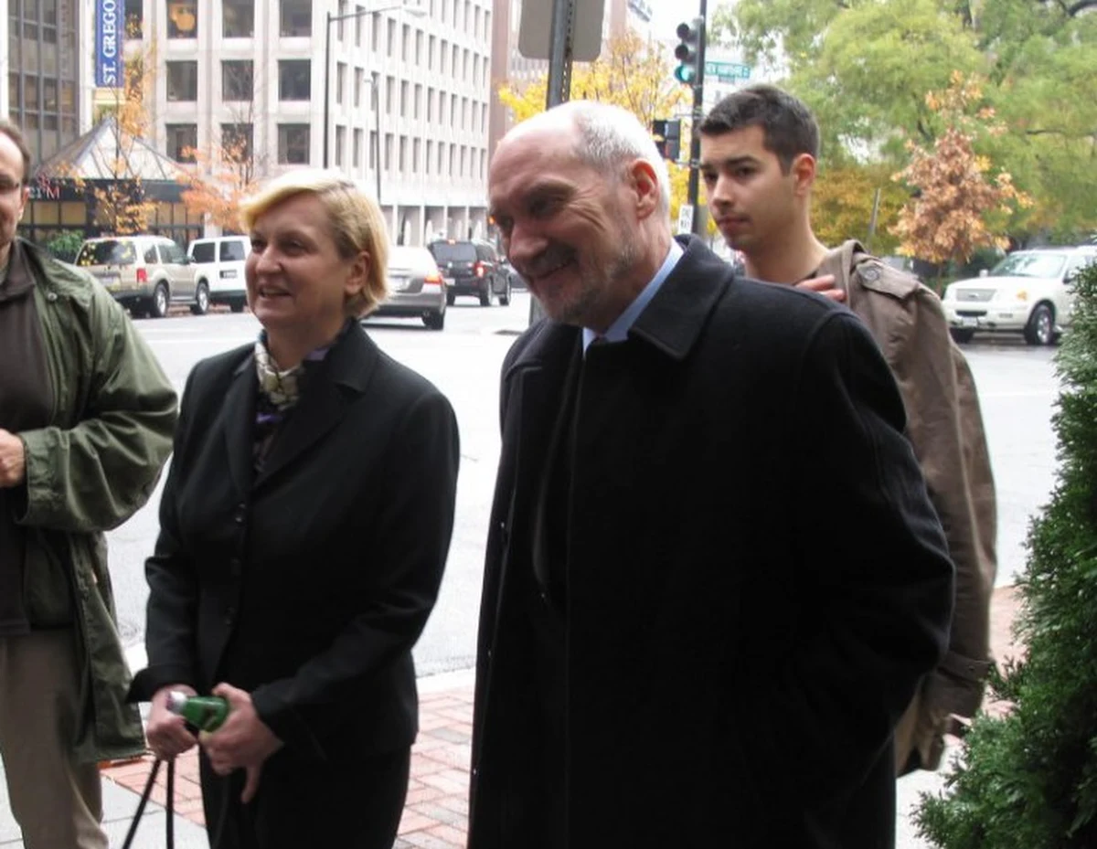 Anna Fotyga i Antoni Macierewicz spotkali się z republikańskim kongresmanem z Kalifornii Daną Rohrabacherem. Była minister spraw zagranicznych i poseł PiS przebywają z wizytą w Waszyngtonie w związku z katastrofą pod Smoleńskiem.