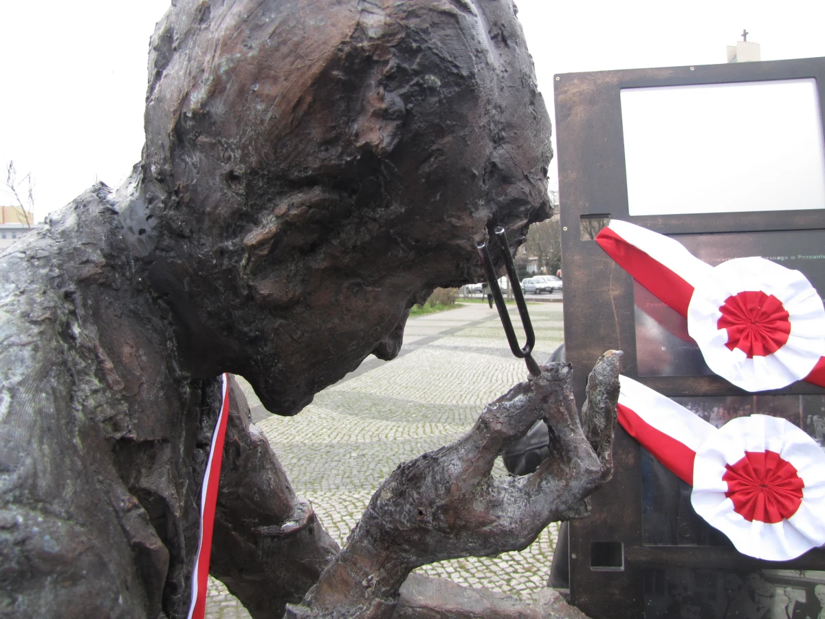 Pomnik Krzysztofa Komedy odsłanili przed poznańskim Uniwersytetem Medycznym muzycy, lekarze i siostra kompozytora. Komeda był świetnym laryngologiem, ale porzucił medycynę dla jazzu.