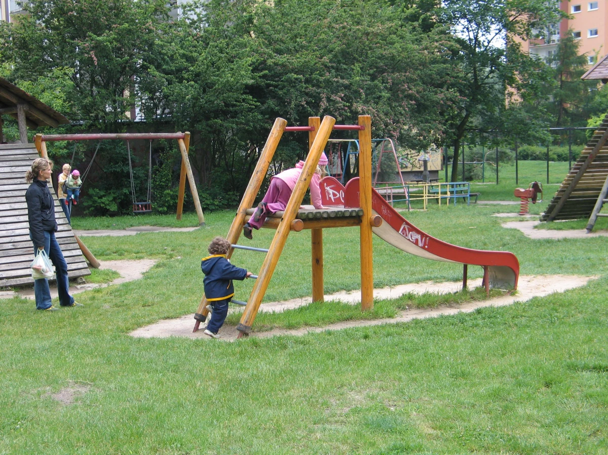 Kujawsko-pomorski samorząd funduje pięć placów zabaw dla tych miast i gmin w regionie, w których frekwencja wyborcza będzie najwyższa. Pomysł Urzędu Marszałkowskiego rodzi jednak mieszane uczucia. Czy rzeczywiście powinniśmy chodzić na wybory tylko dla nagrody?