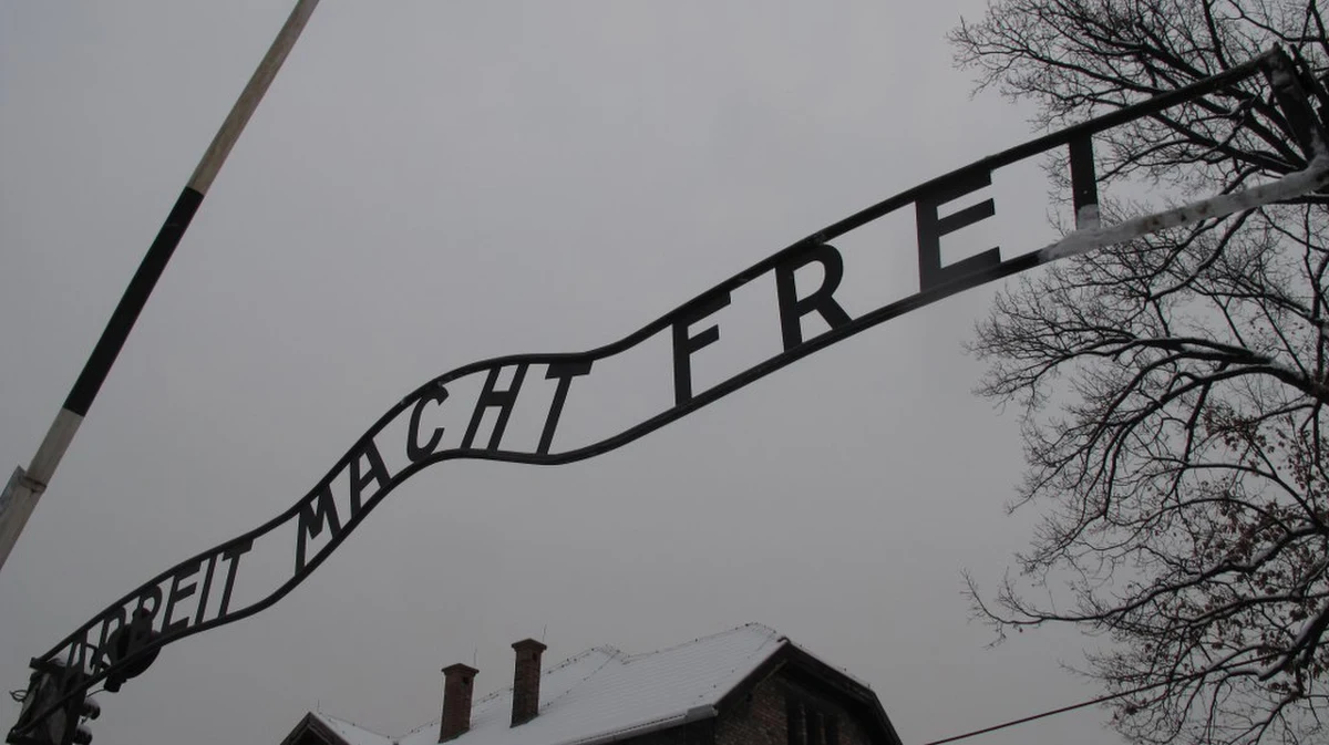Odzyskany napis "Arbeit macht frei" nie wróci na stałe nad obozową bramę na terenie Muzeum Auschwitz-Birkenau. Międzynarodowa Rada Oświęcimska uznała, że historyczny napis będzie wywieszany tylko w czasie ważnych uroczystości.