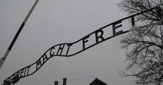 Odzyskany napis "Arbeit macht frei" nie wróci na stałe nad obozową bramę na terenie Muzeum Auschwitz-Birkenau. Międzynarodowa Rada Oświęcimska uznała, że historyczny napis będzie wywieszany tylko w czasie ważnych uroczystości.