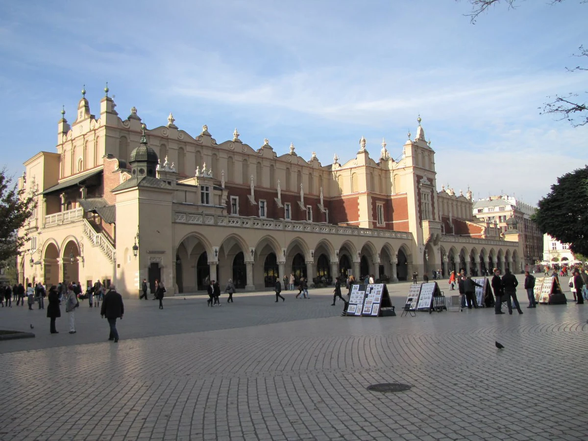 Brukselski Grand Place najpiękniejszym rynkiem w Europie - uznał holenderski portal turystyczny. Redakcja wybrała 20 placów, na które mogli głosować użytkownicy. Oceny dokonywano po obejrzeniu sześciu zdjęć. Rynek Główny w Krakowie znalazł się w pierwszej "10" zestawienia.