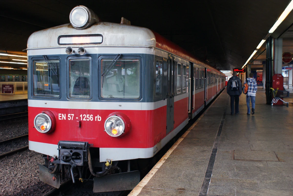 PKP Przewozy Regionalne wycofały się z planów drastycznych cięć w kolejowym rozkładzie jazdy na Śląsku. Zlikwidowanych zostanie kilka, a nie kilkadziesiąt połączeń. Znikną między innymi pociągi kursujące pomiędzy Bielskiem-Białą, a Wadowicami oraz pomiędzy Myszkowem, a Częstochową.