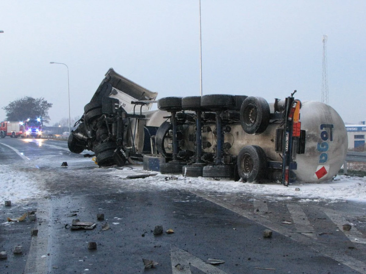 Strażacy podnieśli cysternę blokującą drogę krajową nr 15 w okolicach Lubawy w Warmińsko-Mazurskiem. Teraz na miejsce wypadku przyjedzie inna cysterna do której przepompowane zostanie paliwo. Możliwe że potrwa to aż do rana. Samochód wiozący gaz przewrócił się wczoraj wieczorem.