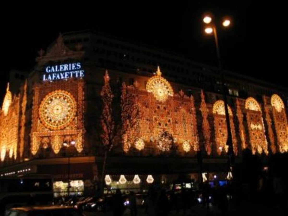 W okresie przedświątecznym tłumy mieszkańców i turystów oblegają witryny wielkich domów handlowych w Paryżu, zwłaszcza galerii Lafayette. Już od listopada można tam zobaczyć niezwykły show z tańczącymi lalkami, przypominający teatr marionetek.