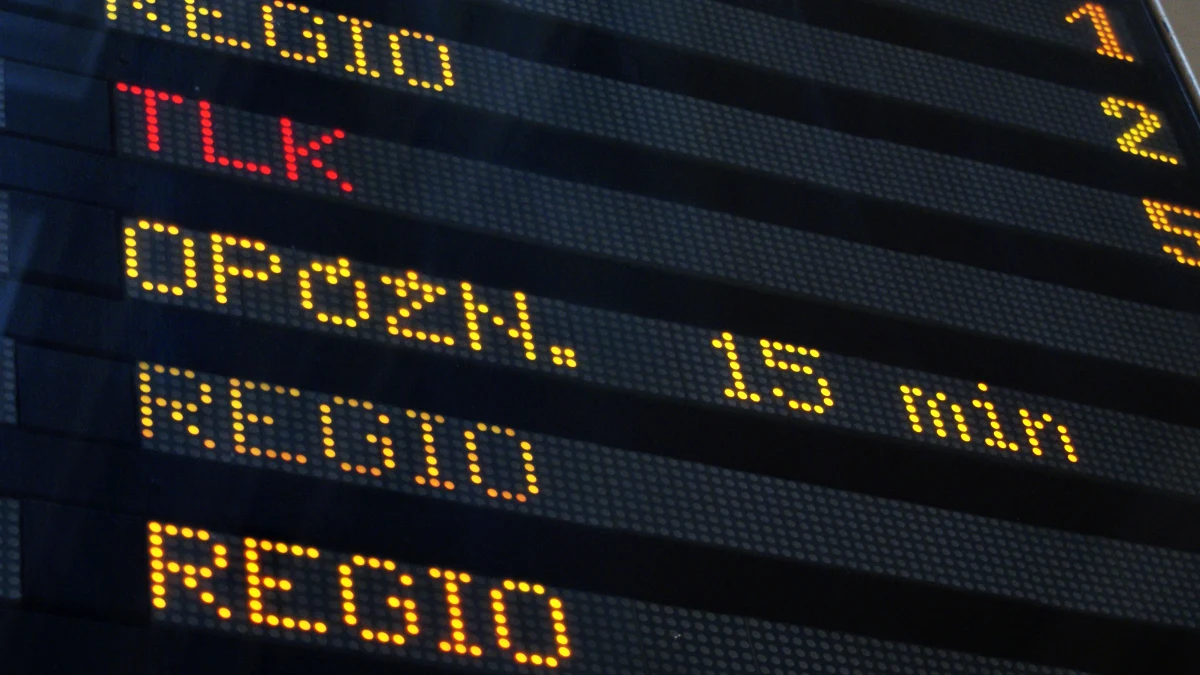 Zima - jak zwykle - zaskoczyła drogowców. Efekt? W całej południowej Polsce opóźnione są autobusy i pociągi. 40 minut poślizgu. Jest okropnie. Na dodatek perony są w ogóle nieodśnieżone - żali się reporterowi RMF FM Marcinowi Buczkowi pasażerka podróżująca koleją na trasie Zawiercie-Gliwice.