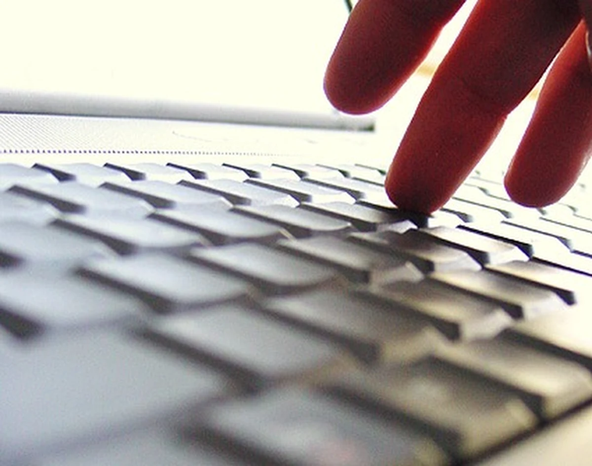 W tym roku świąteczne zakupy przez internet zrobi 30 proc. Polaków - szacuje "Dziennik Gazeta Prawna". To dwukrotnie więcej niż w roku 2009. Wirtualne sklepy notują ogromny wzrost obrotów. Są już teraz każdego dnia zasypywane zamówieniami, a to dopiero początek świątecznego szału zakupów.