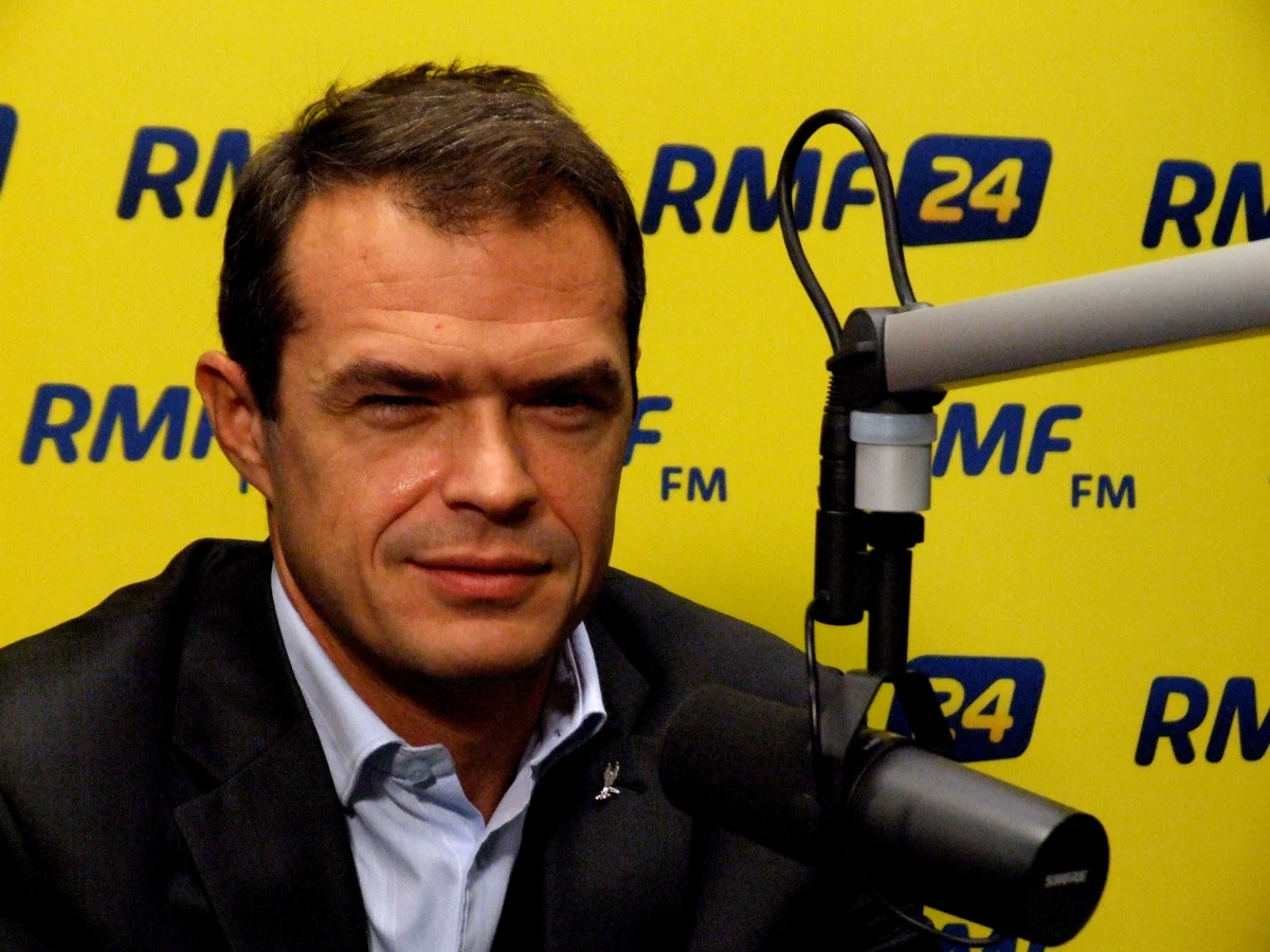 6 grudnia prezydent będzie rozmawiał z Dimitrijem Miedwiediewem o budowie w Smoleńsku pomnika ofiar katastrofy 10 kwietnia - mówi gość Kontrwywiadu RMF Sławomir Nowak. Projekt powinien zostać wyłoniony drogą międzynarodowego konkursu, żeby było jak najmniej kontrowersji - twierdzi. Jeżeli rady gen. Jaruzelskiego będą ponownie potrzebne, prezydent nie zawaha się by ponownie zaprosić go na posiedzenie RBN - powiedział Nowak.