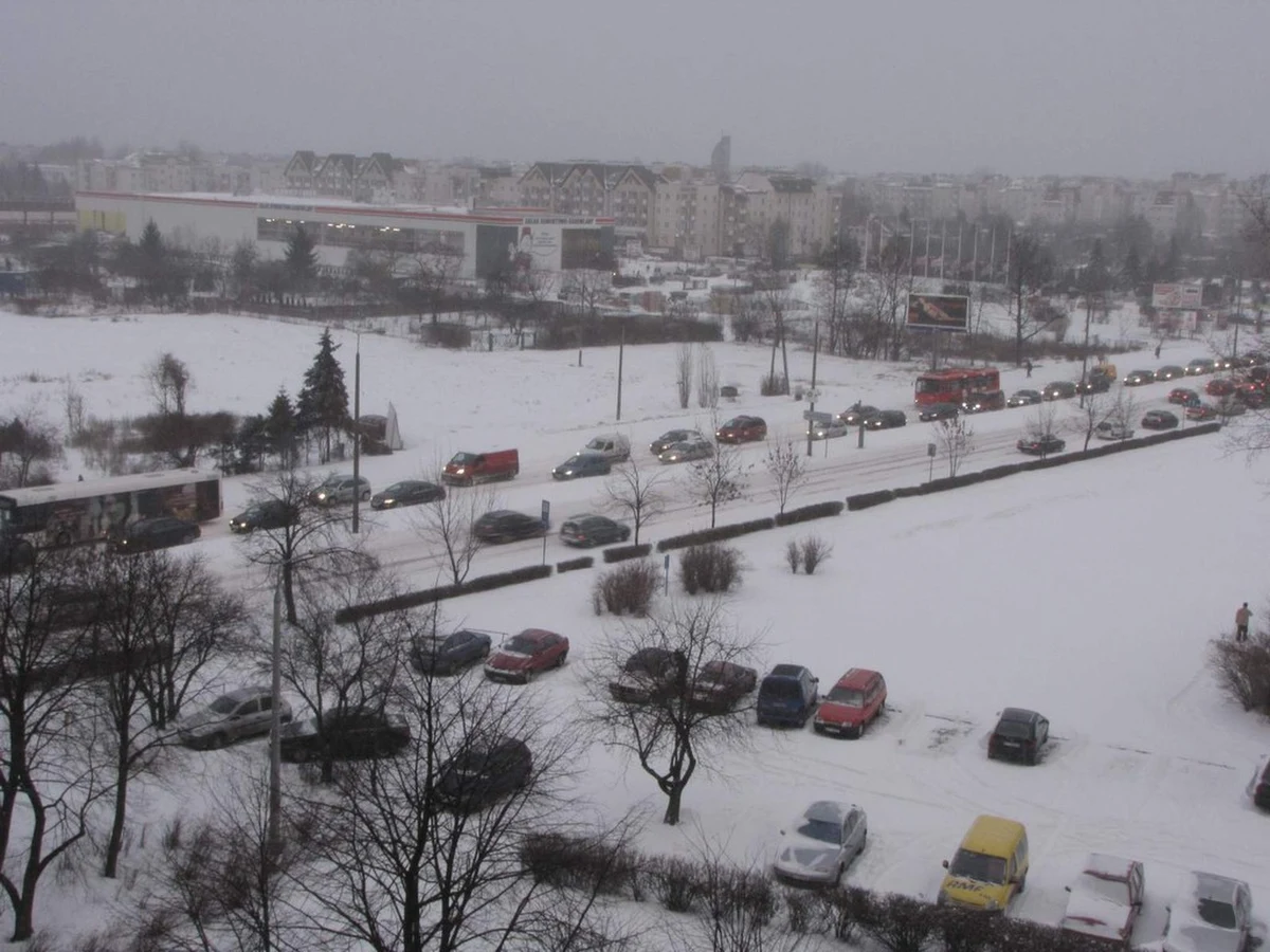 Dzień czwarty Polaków zmagań ze śniegiem i mrozem. Zasypane drogi, kilometrowe korki, stłuczki, wykolejone tramwaje, spóźnione autobusy,  odwołane loty - tak od wczoraj wygląda zimowa rzeczywistość niemal w całej Polsce. Niestety, informacje - jakie na bieżąco zbierają nasi dziennikarze - nie napawają optymizmem.